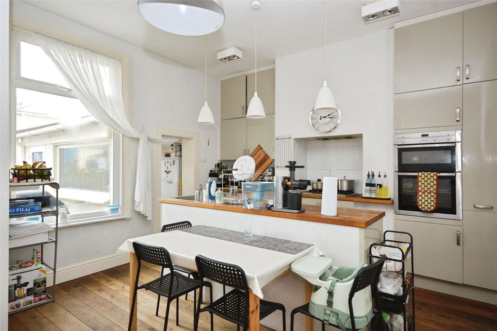 Property photo 3 of 8 3 - Picture No. 06