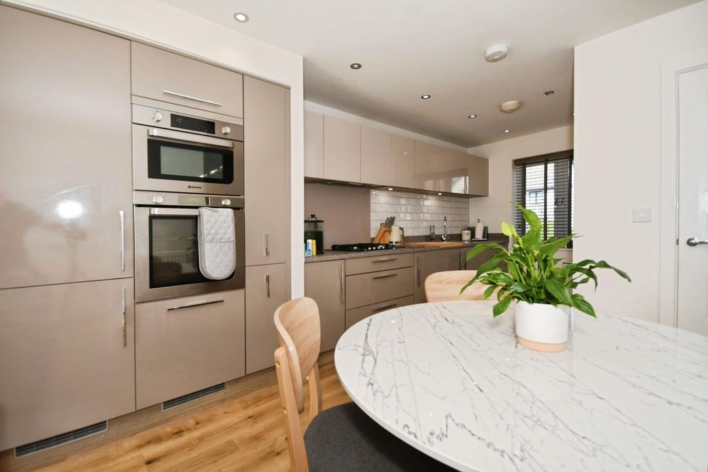 Property photo 2 of 17 Kitchen 02.Jpg