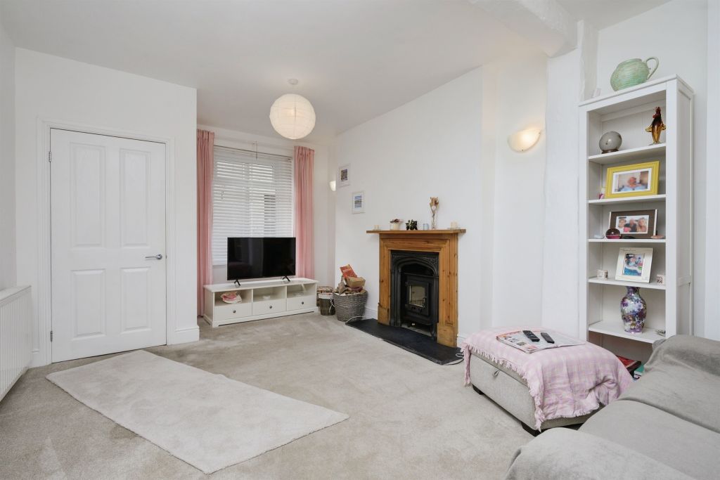 Property photo 2 of 19 Lounge:
