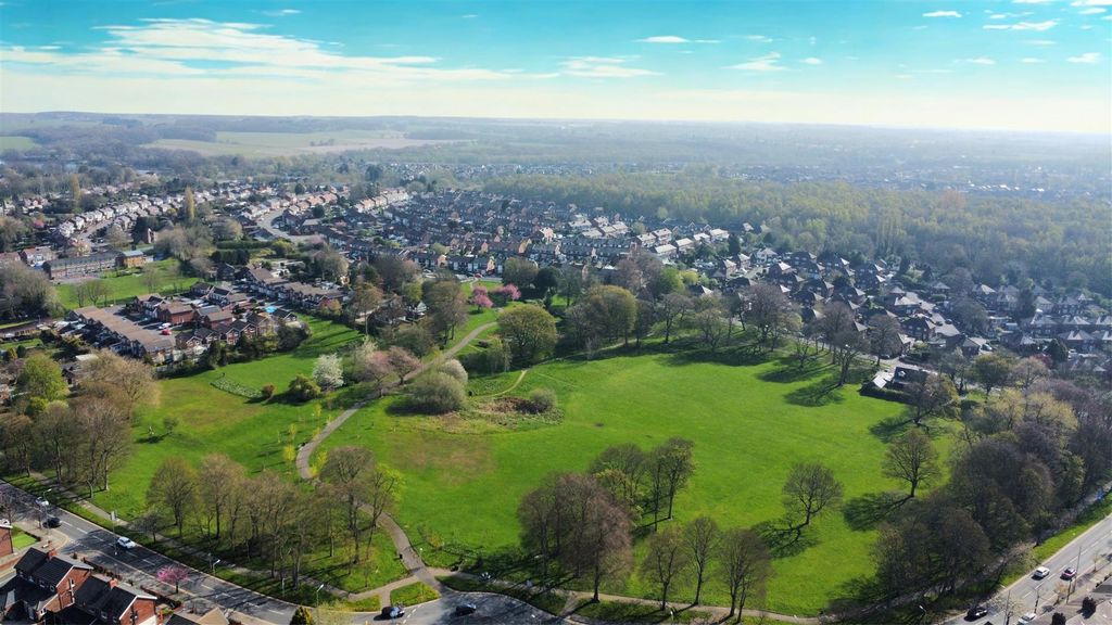 Property photo 3 of 23 Woodlands Road Park