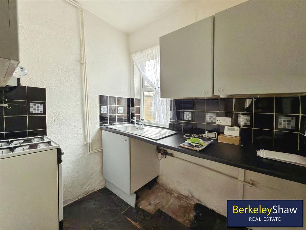 Property photo 3 of 9 Kitchen