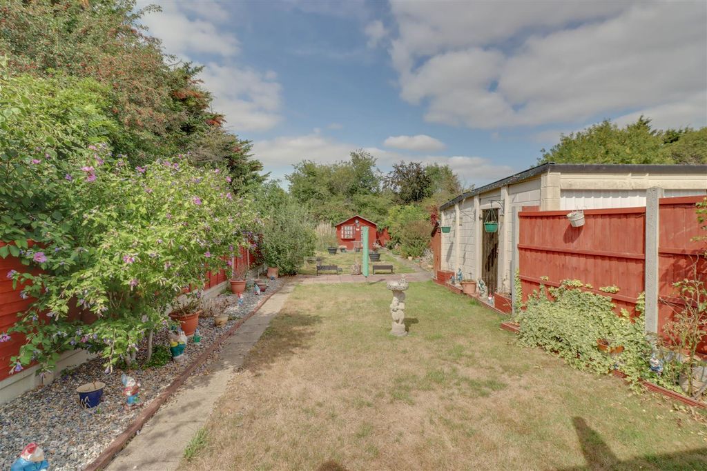 Property photo 1 of 18 3 Elizabeth Drive Wickford-13.Jpg