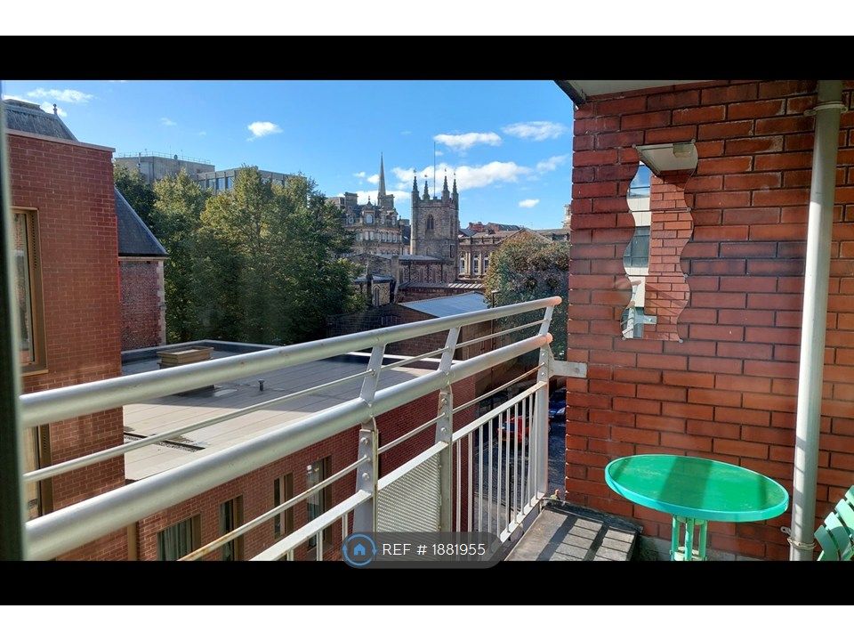 Property photo 1 of 10 Terrace Blue And Red Room