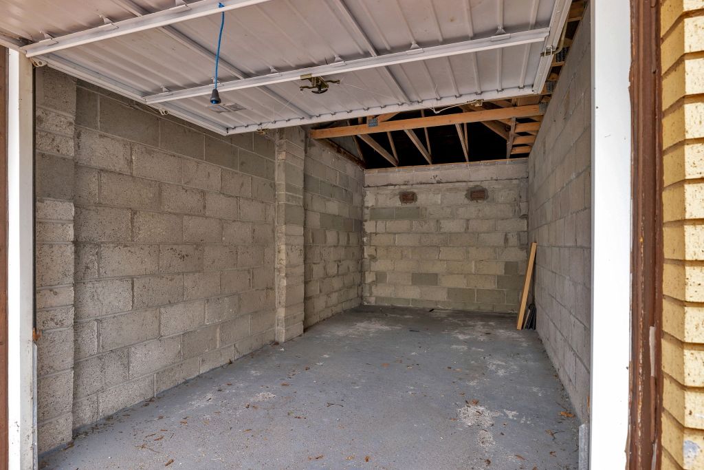 Property photo 3 of 6 7-Web-Or-Mls-90 Mavisbank Gardens Flat 2.1 Garage_