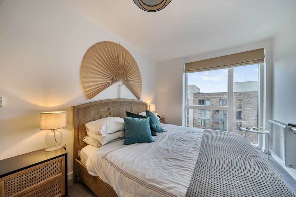 Property photo 2 of 15 Bedroom