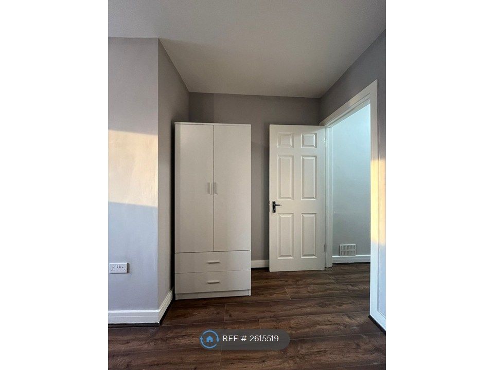 Property photo 3 of 10 Room