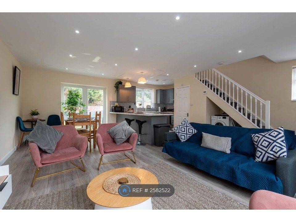 Property photo 1 of 18 Lounge