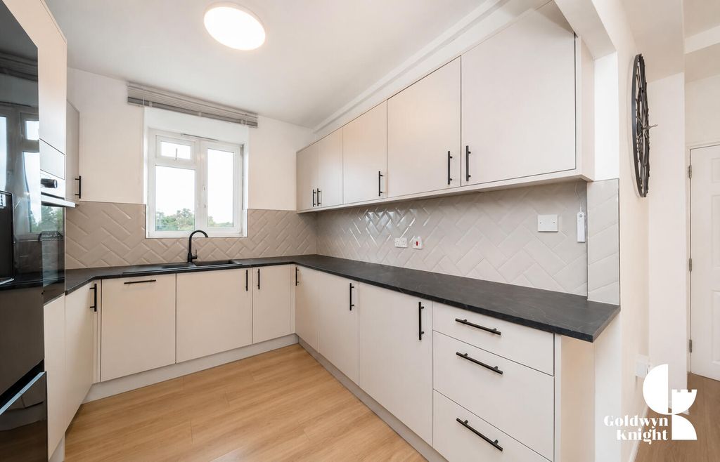 Property photo 3 of 7 Kitchen