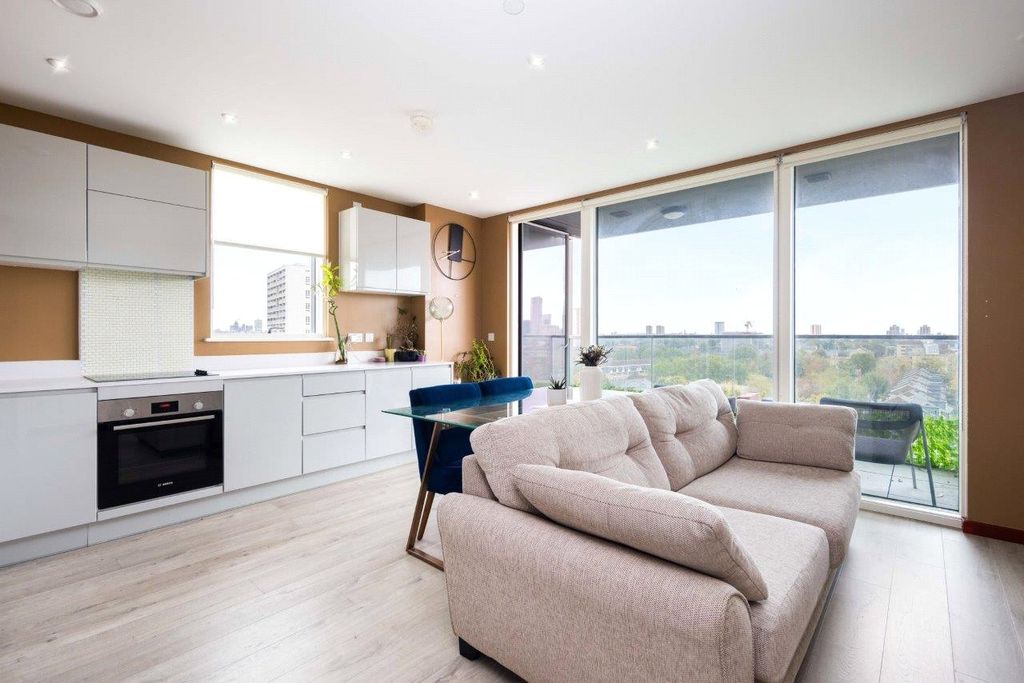 Property photo 1 of 22 Living Room/Kitchen