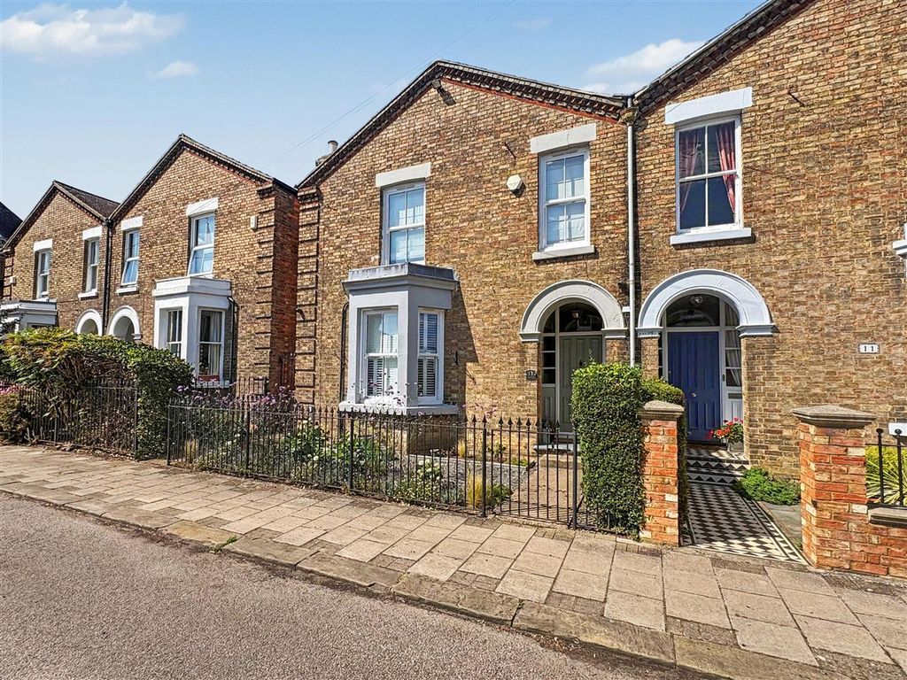 4 bed semi-detached house for saleGlebe Road, Bedford MK40