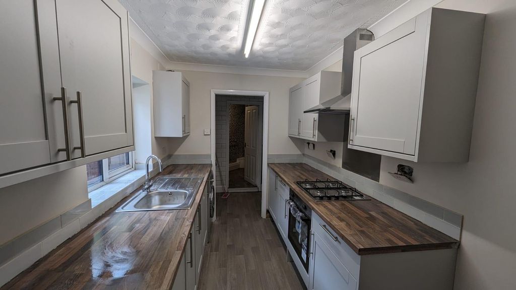 Property photo 1 of 7 Kitchen.Jpg