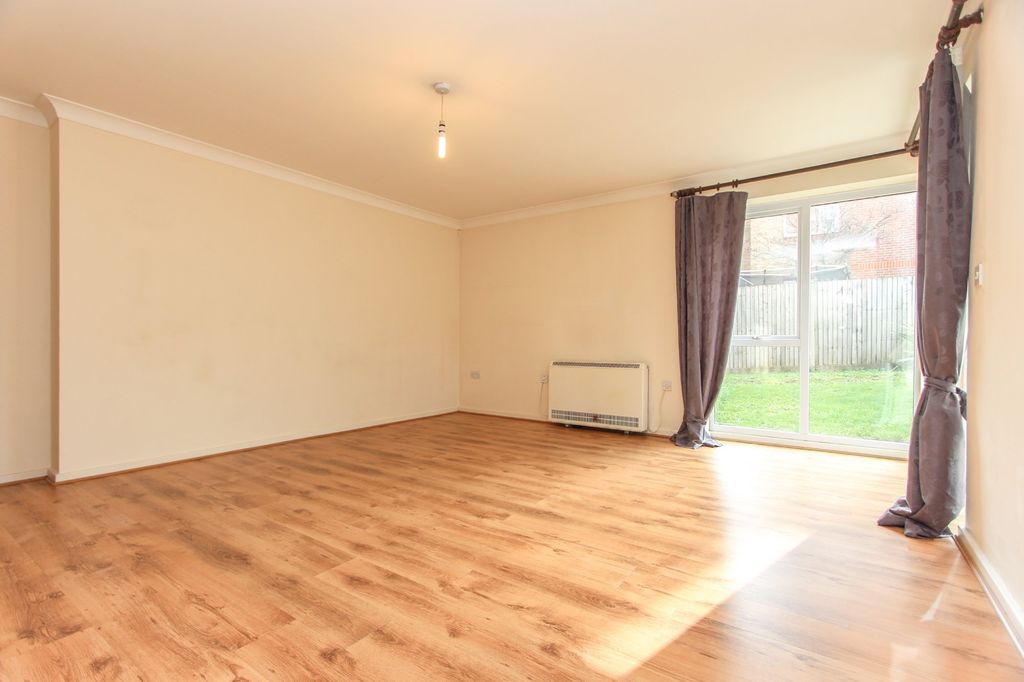 Property photo 2 of 9 Photo 02