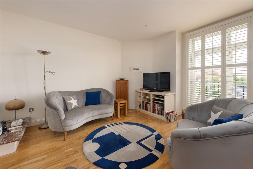 Property photo 3 of 16 Graystone Road, Tankerton, Whitstable