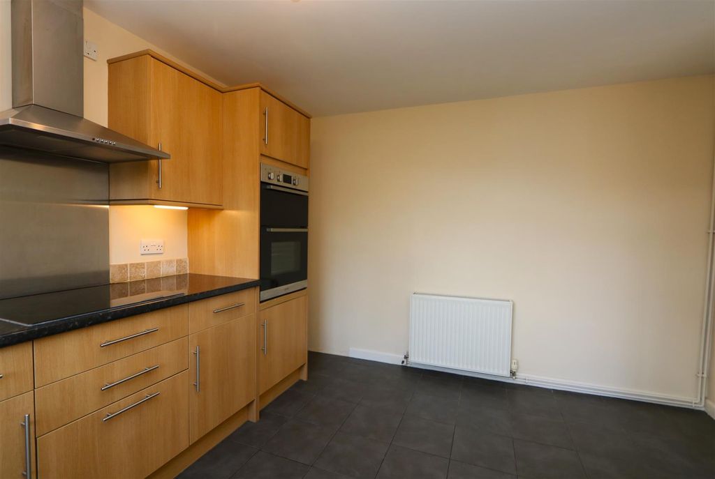 Property photo 3 of 11 Kitchen 2.Jpg