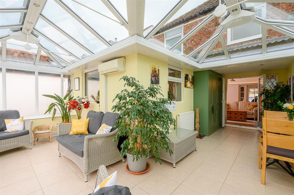 Property photo 2 of 19 Conservatory / Garden Room