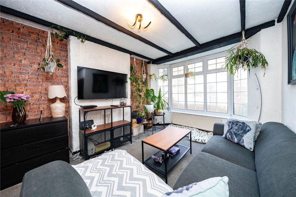 Property photo 3 of 10 Lounge