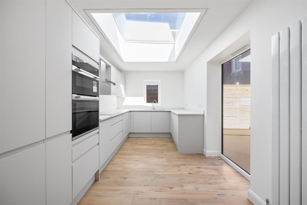 Property photo 2 of 16 Northcourt Road, Northcourt House-028.Jpg