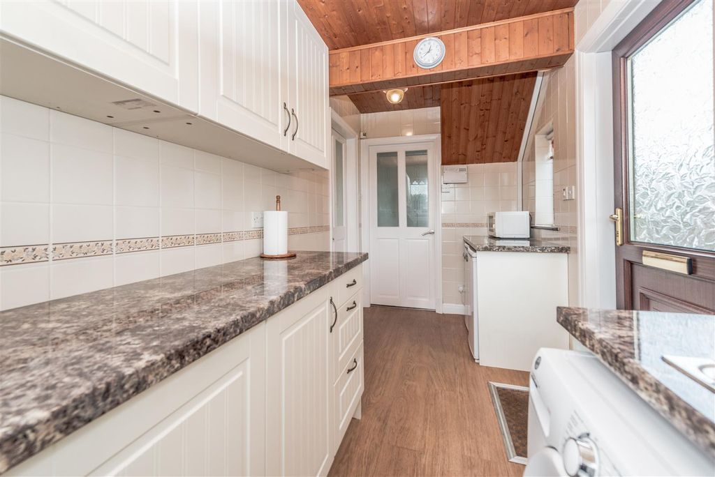 Property photo 3 of 19 Fitted Kitchen:
