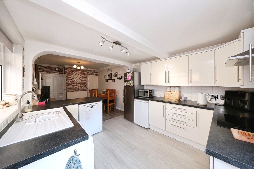 Property photo 2 of 17 Kitchne / Diner