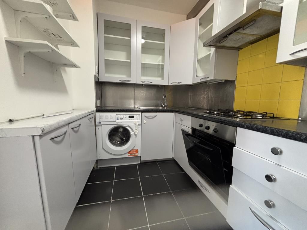 Property photo 3 of 11 Kitchen