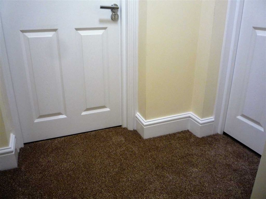 Property photo 3 of 7 Communal Lobby