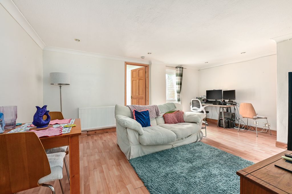 Property photo 2 of 7 20A-Kingsway (4)