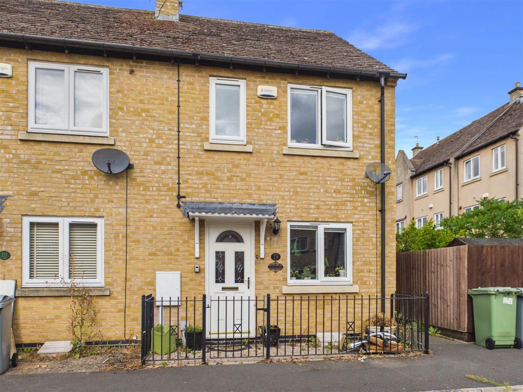 Property photo 1 of 10 Mallard Court, Stamford