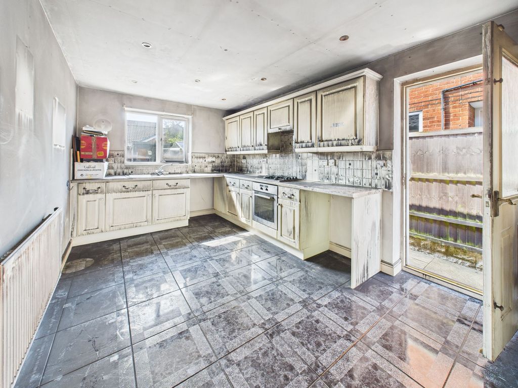Property photo 3 of 8 Kitchen