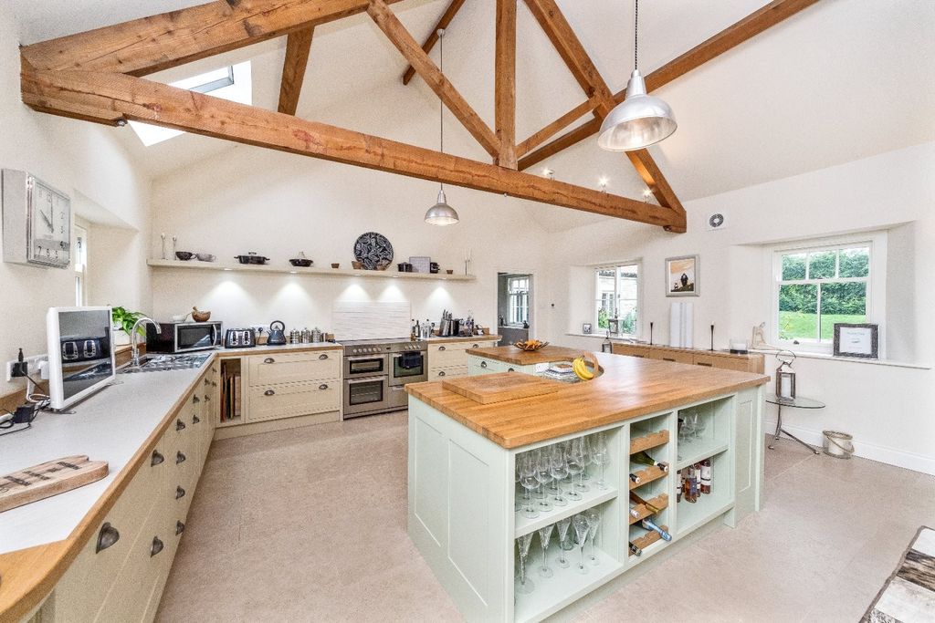 Property photo 2 of 19 Kitchen