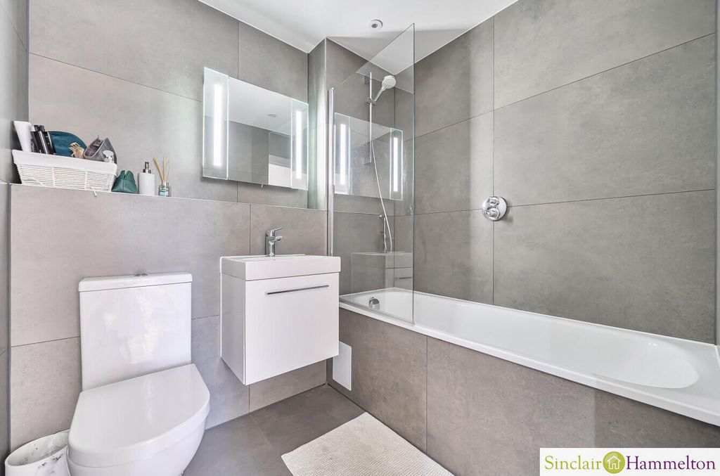 Property photo 3 of 19 Bathroom