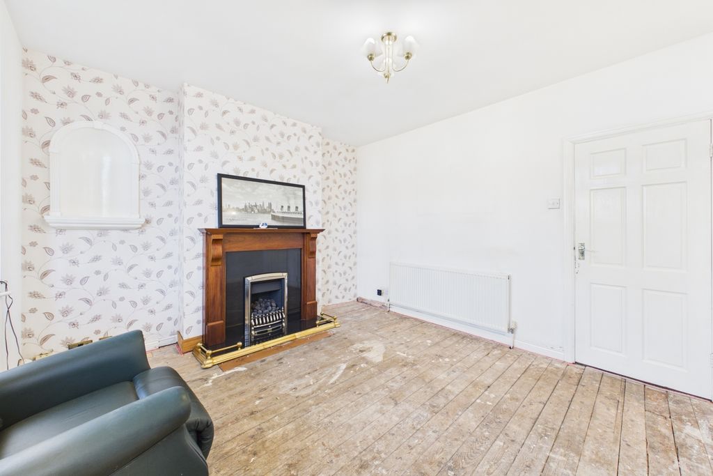 Property photo 3 of 16 Lounge