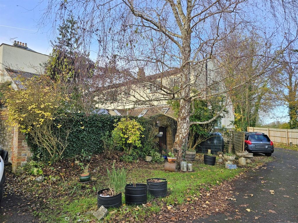 Property photo 3 of 21 Side &amp; Garages