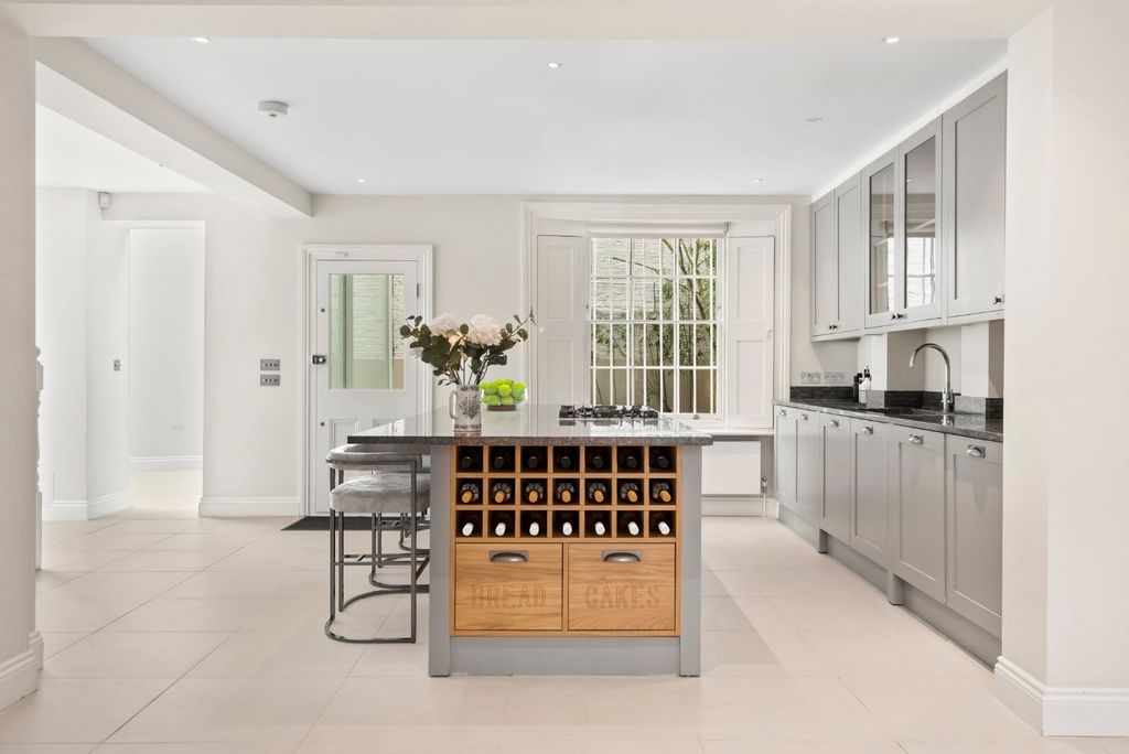 Property photo 2 of 23