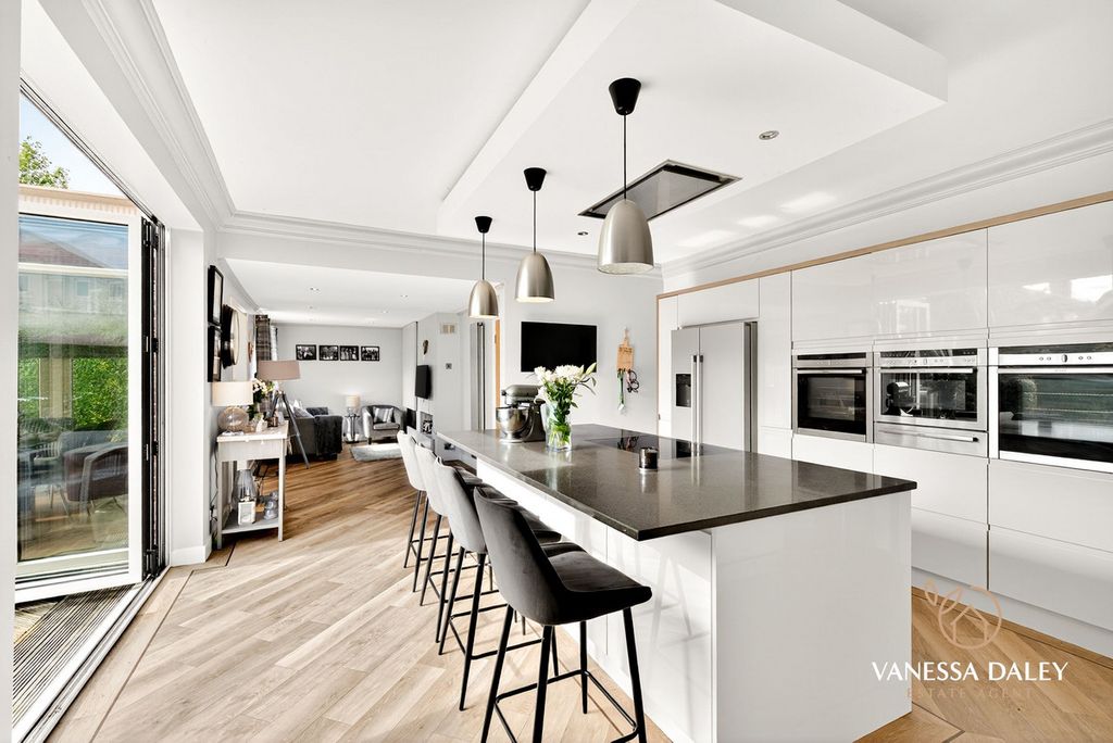 Property photo 2 of 43