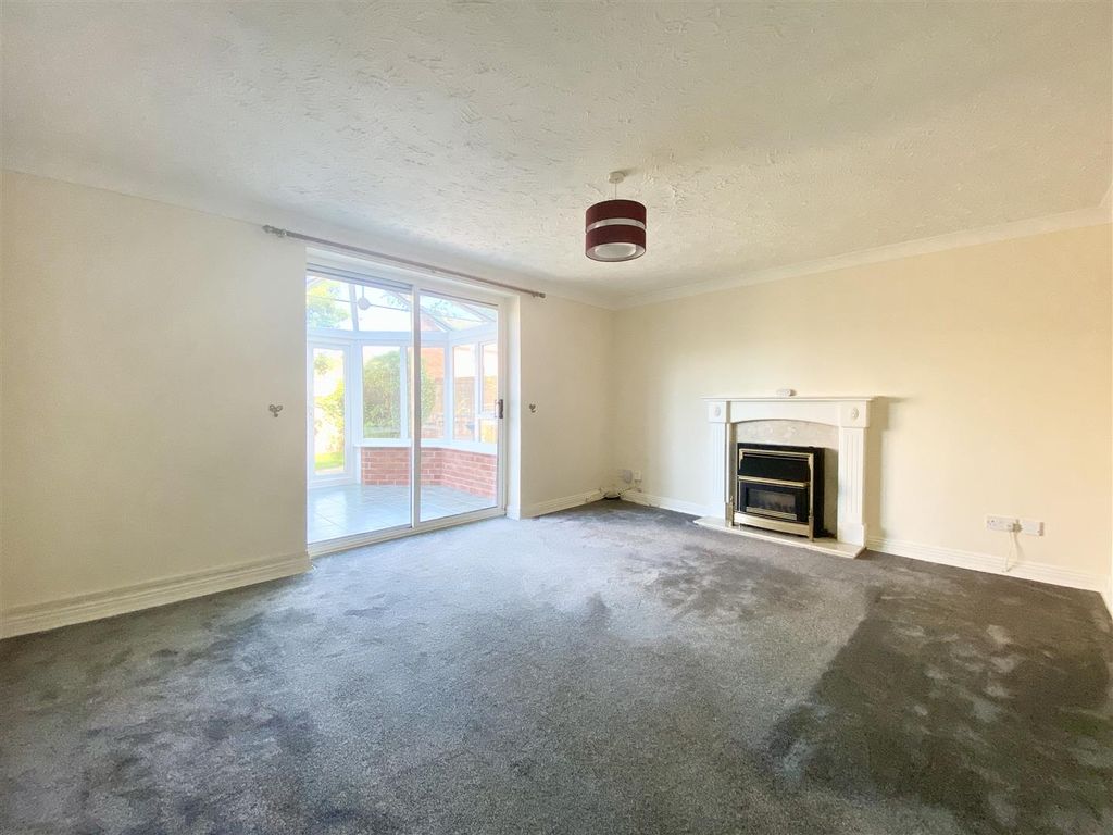 Property photo 2 of 17 Lounge