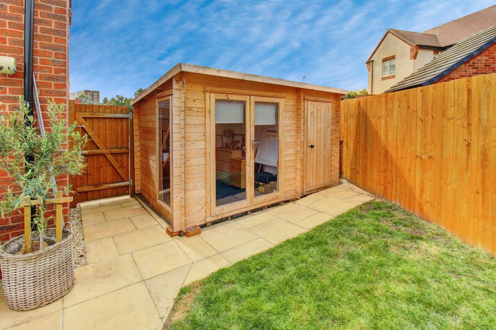 Property photo 2 of 21 Garden Office