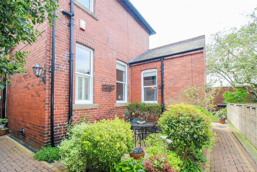 Property photo 2 of 17 Flat 3 Gravelled Area