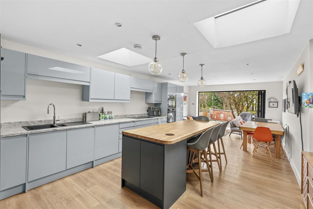 Property photo 3 of 16 101 Cressex Rd, Hp12 4Ps-8.Jpg