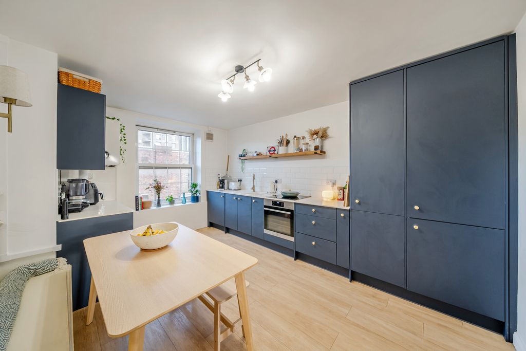 Property photo 2 of 17 1388845-11-693Fdf...