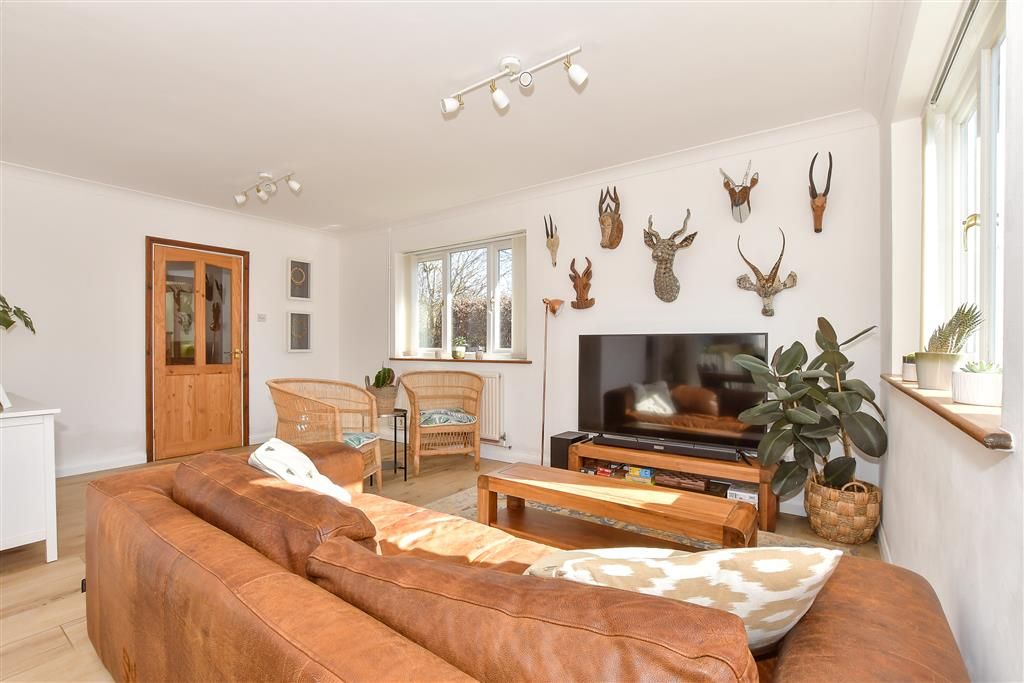 Property photo 3 of 11 Lounge