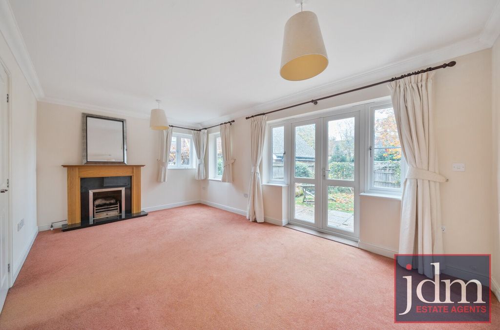 Property photo 3 of 11 Lounge