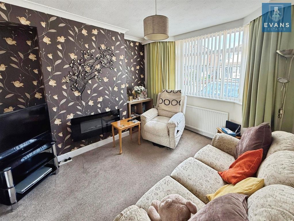 Property photo 2 of 13 Lounge