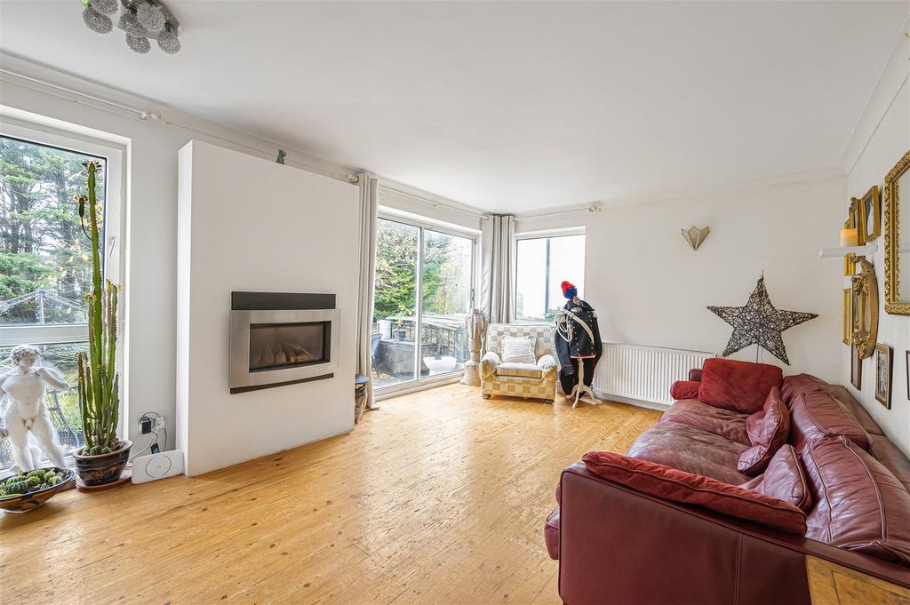 Property photo 3 of 20 Living Room