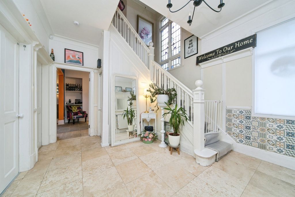 Property photo 2 of 20 Entrance Hall