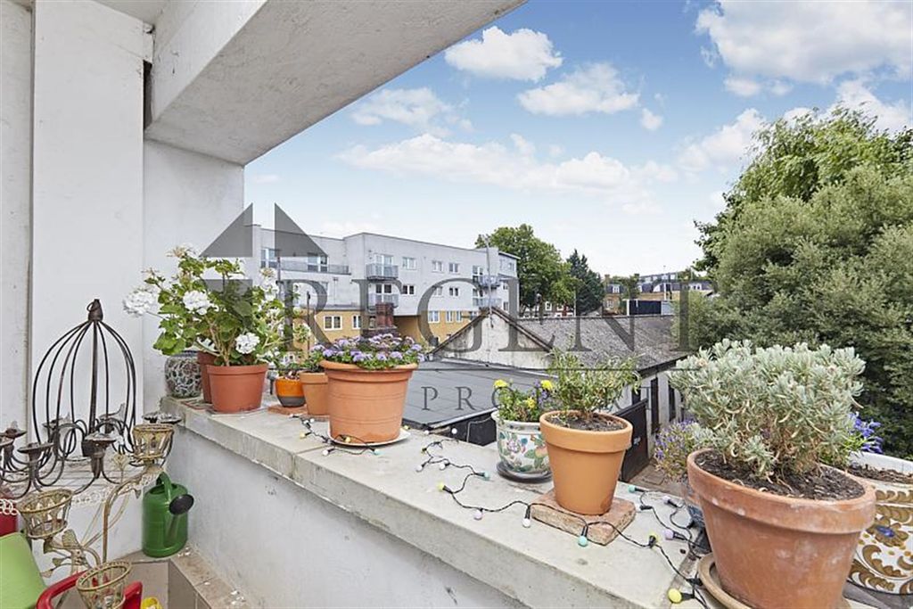 Property photo 3 of 8 Balcony