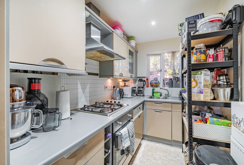 Property photo 3 of 9 1372218-8-68Fb447...