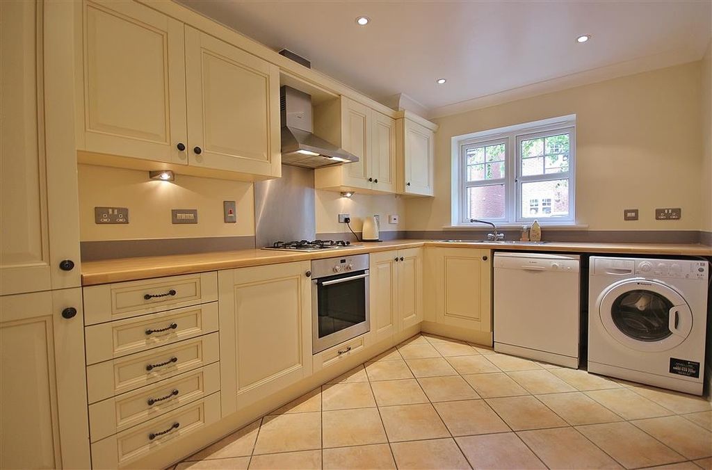 Property photo 3 of 10 Kitchen