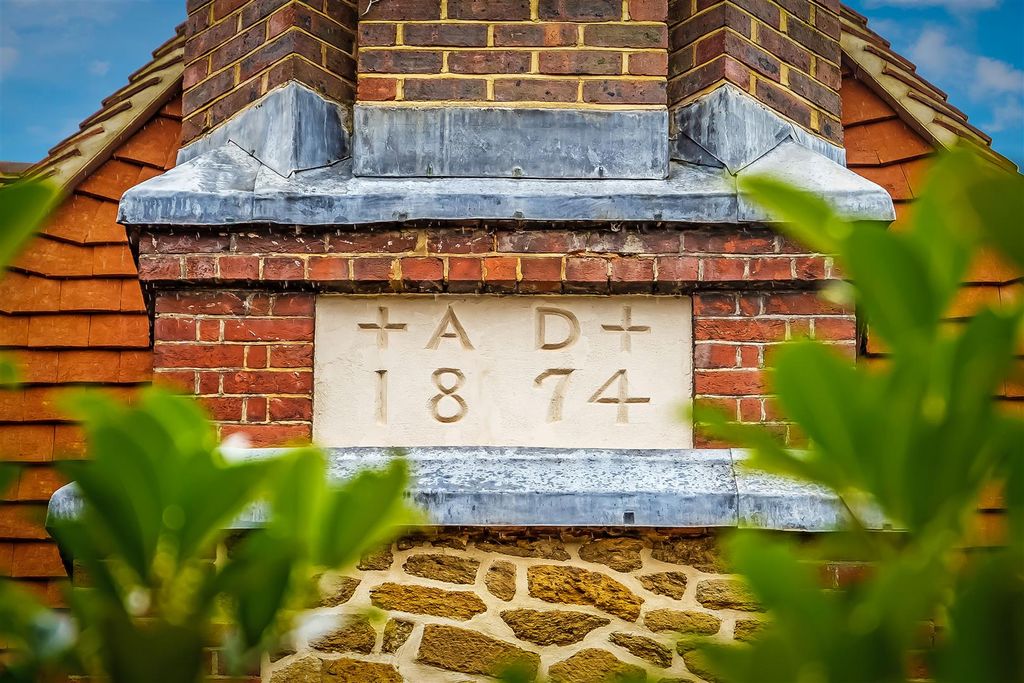 Property photo 2 of 33 House. Partnership