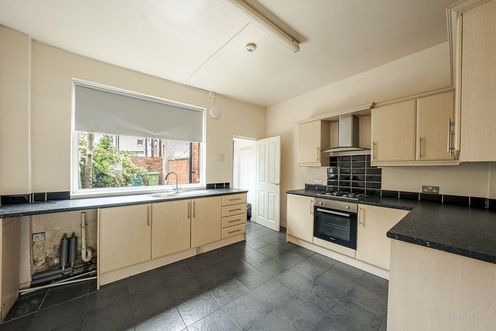 Property photo 3 of 9 Kitchen 1