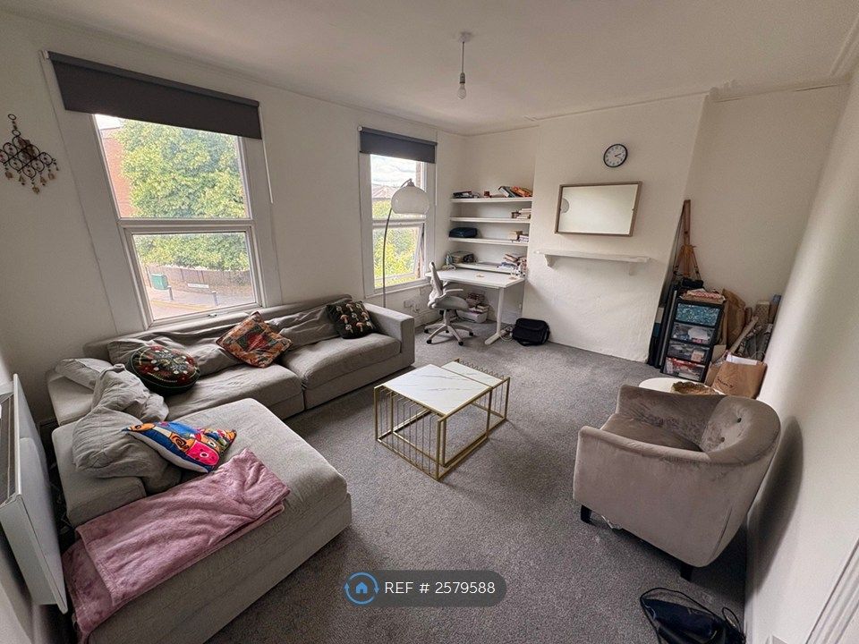 Property photo 1 of 7 Living Room